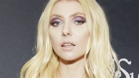 taylor momsen topless|Former child star, Taylor Momsen, wows by going topless on red。